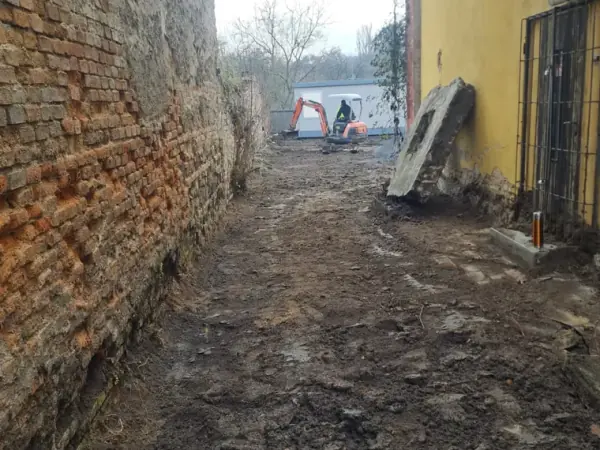 Ručný výkop ryhy pre inžiniersku prípojku — fotka 3