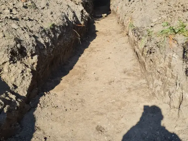 Ručný výkop ryhy pre inžiniersku prípojku — fotka 9