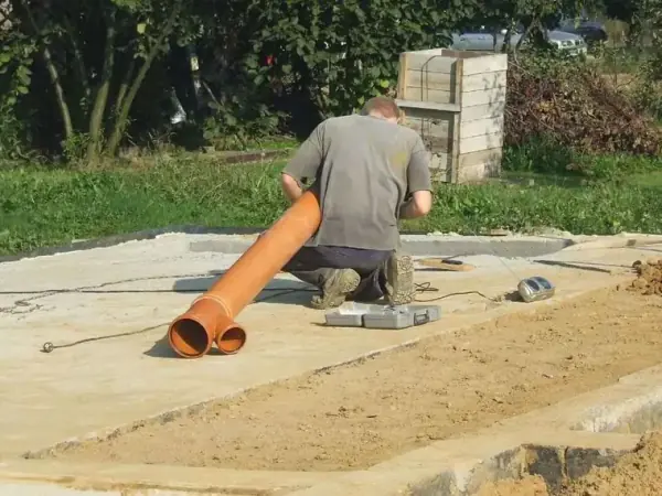 Ručný výkop pre kanalizáciu a vodovodnú prípojku — fotka 2