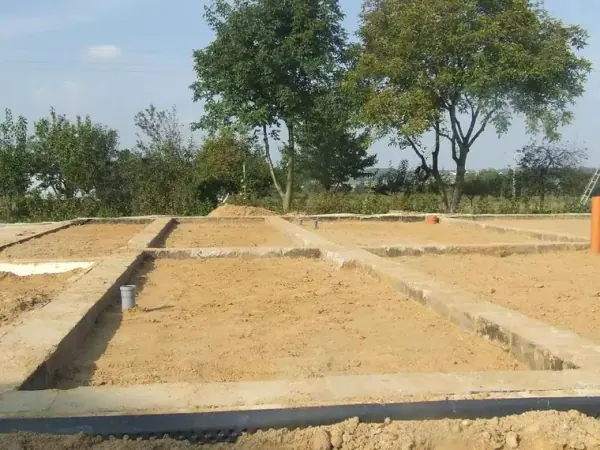 Ručný výkop pre kanalizáciu a vodovodnú prípojku — fotka 8