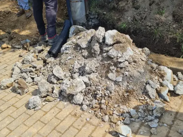 Ručný výkop pod dlažbu a chodník — fotka 4
